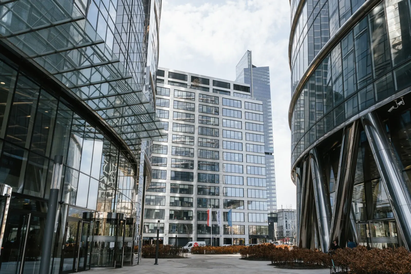 Cam cepheli ofis binaları ve plaza girişi